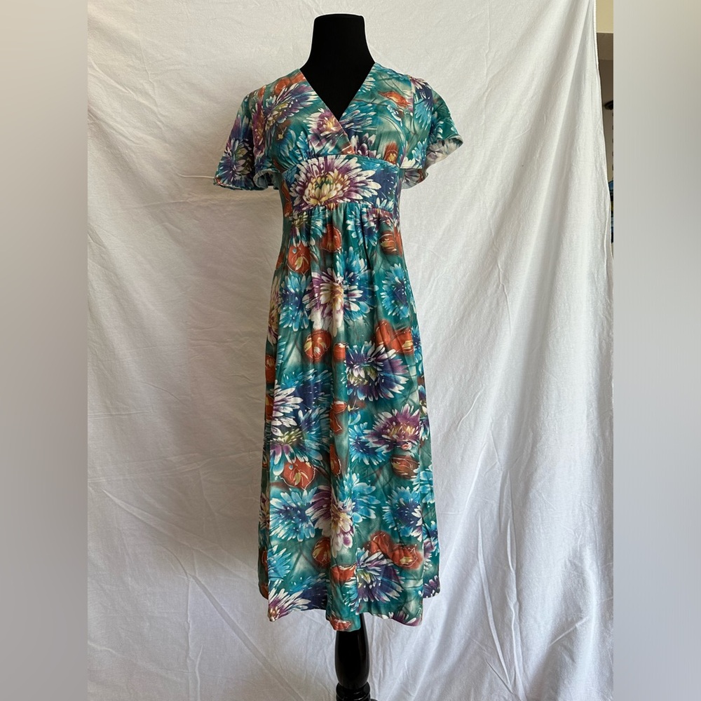 VINTAGE Cute 1970s flutter sleeve dress!